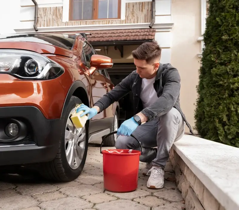 Lavage auto à domicile Mouroux : professionnel intervenant sur un véhicule